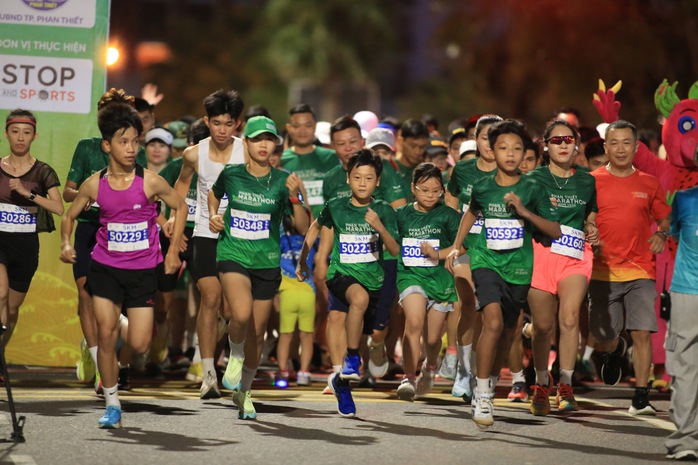 Gần 3.000 vận động viên chinh phục cung đường biển marathon Phan Thiết- Ảnh 2. Gần 3.000 vận động viên chinh phục cung đường biển marathon Phan Thiết- Ảnh 2.