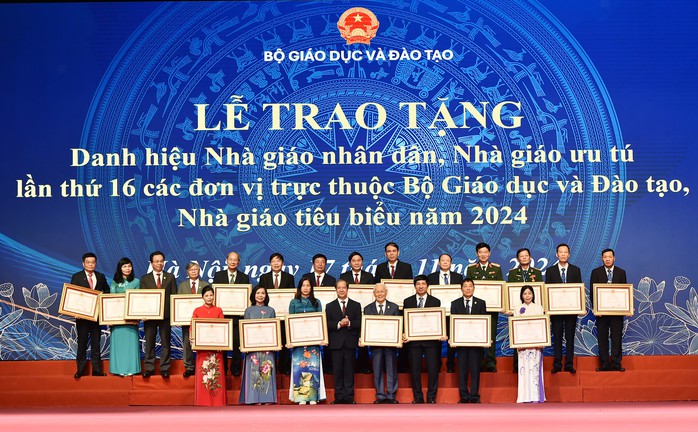 Trao tặng danh hiệu Nhà giáo nhân dân cho 21 người, Nhà giáo ưu tú cho 1.167 người- Ảnh 2. Trao tặng danh hiệu Nhà giáo nhân dân cho 21 người, Nhà giáo ưu tú cho 1.167 người- Ảnh 2.