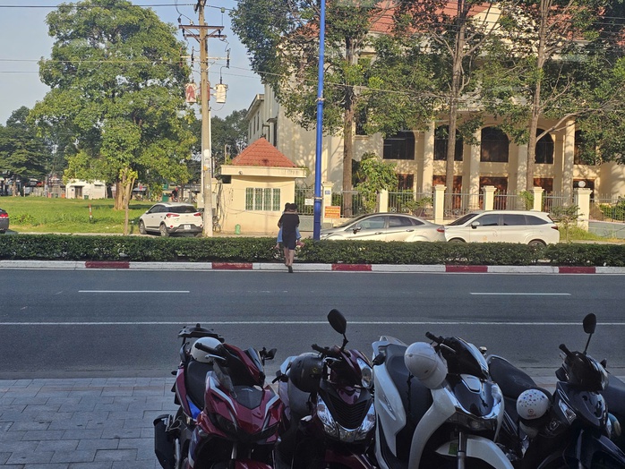 Hình ảnh đáng sợ “đánh đu tính mạng” trên Quốc lộ 13- Ảnh 4. Hình ảnh đáng sợ “đánh đu tính mạng” trên Quốc lộ 13- Ảnh 4.
