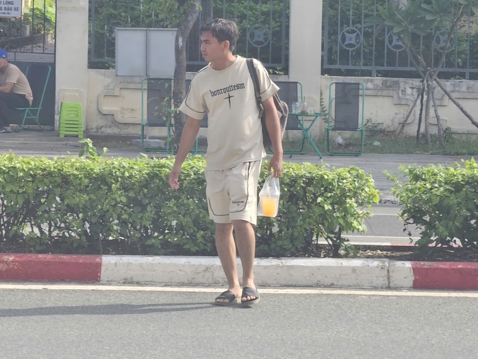 Hình ảnh đáng sợ “đánh đu tính mạng” trên Quốc lộ 13- Ảnh 2. Hình ảnh đáng sợ “đánh đu tính mạng” trên Quốc lộ 13- Ảnh 2.