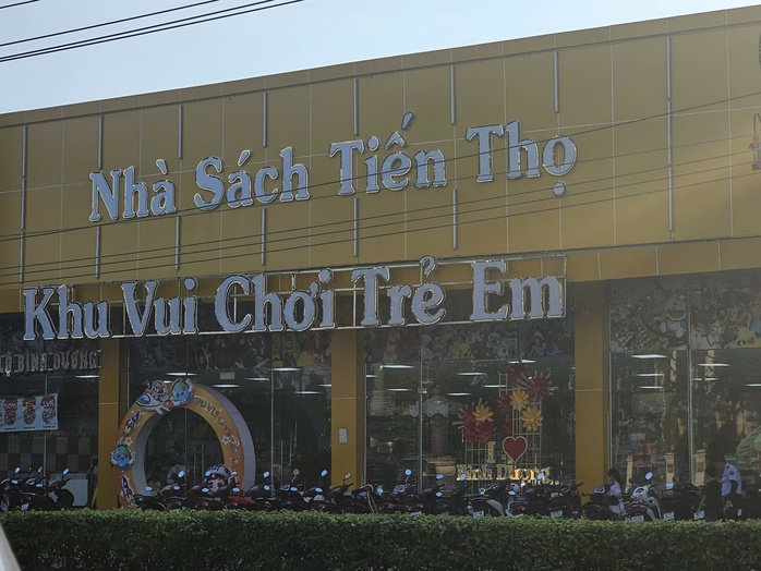 Hình ảnh đáng sợ “đánh đu tính mạng” trên Quốc lộ 13- Ảnh 6. Hình ảnh đáng sợ “đánh đu tính mạng” trên Quốc lộ 13- Ảnh 6.