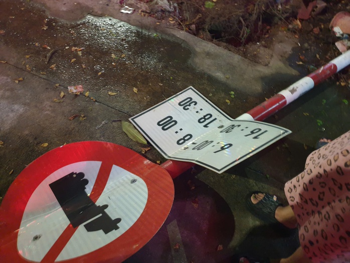 Thông tin mới về 2 xe taxi điện, 2 xe máy tông liên hoàn ở Bình Dương- Ảnh 1. Thông tin mới về 2 xe taxi điện, 2 xe máy tông liên hoàn ở Bình Dương- Ảnh 1.