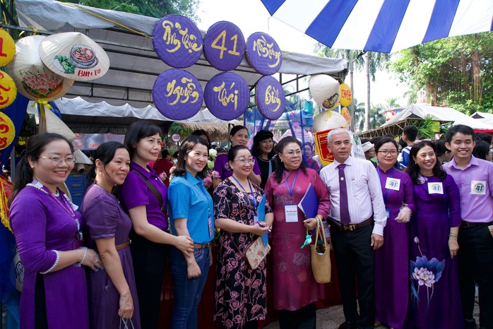 Nhiều hoạt động ý nghĩa chào mừng Ngày Nhà giáo Việt Nam- Ảnh 1. Nhiều hoạt động ý nghĩa chào mừng Ngày Nhà giáo Việt Nam- Ảnh 1.