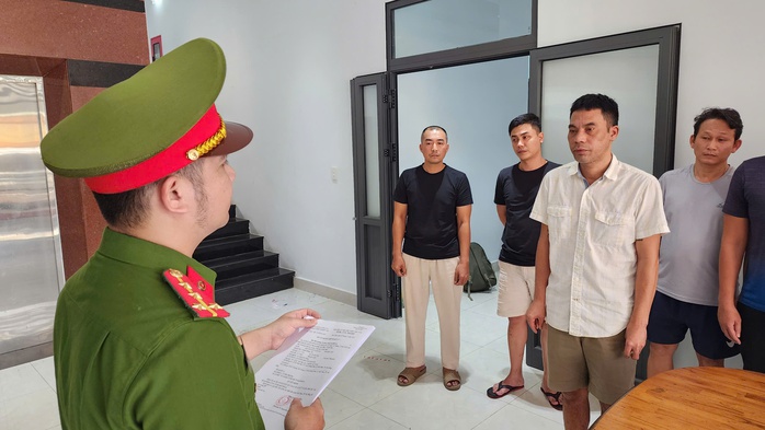 100 cán bộ, chiến sĩ chia thành 12 mũi để bắt 12 đối tượng ở Đà Nẵng và TP HCM - Ảnh 1. 100 cán bộ, chiến sĩ chia thành 12 mũi để bắt 12 đối tượng ở Đà Nẵng và TP HCM - Ảnh 1.