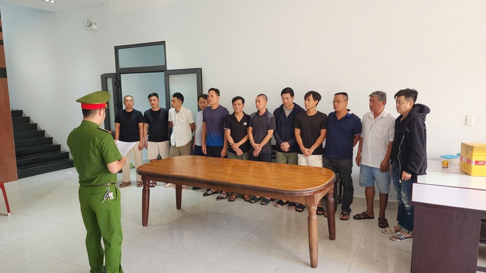 100 cán bộ, chiến sĩ chia thành 12 mũi để bắt 12 đối tượng ở Đà Nẵng và TP HCM - Ảnh 2. 100 cán bộ, chiến sĩ chia thành 12 mũi để bắt 12 đối tượng ở Đà Nẵng và TP HCM - Ảnh 2.