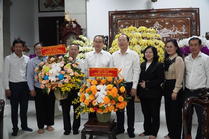 Đoàn lãnh đạo TP HCM do ông Nguyễn Hồ Hải, Phó Bí thư Thường trực Thành ủy TP HCM, làm trưởng đoàn đến thăm hỏi và tặng hoa tri ân gia đình cố GS-TS Nguyễn Thiện Thành và GS-TS Nguyễn Thiện NhânẢnh: Huế Xuân Đoàn lãnh đạo TP HCM do ông Nguyễn Hồ Hải, Phó Bí thư Thường trực Thành ủy TP HCM, làm trưởng đoàn đến thăm hỏi và tặng hoa tri ân gia đình cố GS-TS Nguyễn Thiện Thành và GS-TS Nguyễn Thiện NhânẢnh: Huế Xuân