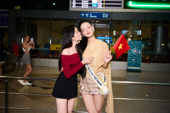 Người yêu Hàn Quốc tiễn Bùi Khánh Linh sang Ai Cập thi hoa hậu
- Ảnh 3. Người yêu Hàn Quốc tiễn Bùi Khánh Linh sang Ai Cập thi hoa hậu
- Ảnh 3.