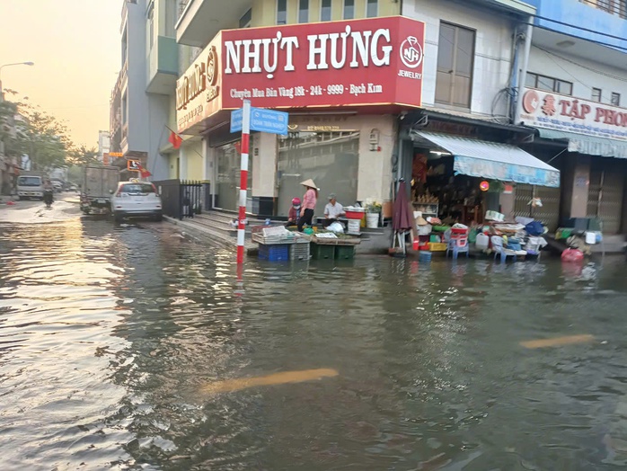 Hình ảnh "khác lạ" tại chợ Thủ Dầu Một trong sáng 18-11- Ảnh 3. Hình ảnh "khác lạ" tại chợ Thủ Dầu Một trong sáng 18-11- Ảnh 3.