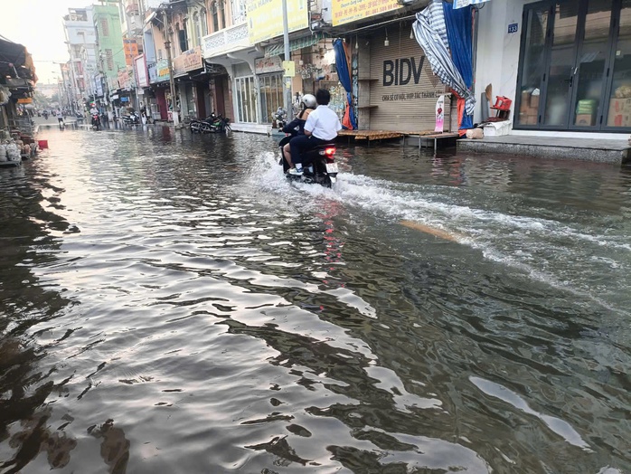 Hình ảnh "khác lạ" tại chợ Thủ Dầu Một trong sáng 18-11- Ảnh 2. Hình ảnh "khác lạ" tại chợ Thủ Dầu Một trong sáng 18-11- Ảnh 2.