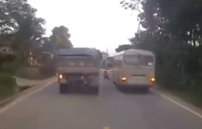 Băng qua đường khi vừa xuống xe đưa đón, bé 5 tuổi bị xe tải tông tử vong- Ảnh 1. Băng qua đường khi vừa xuống xe đưa đón, bé 5 tuổi bị xe tải tông tử vong- Ảnh 1.