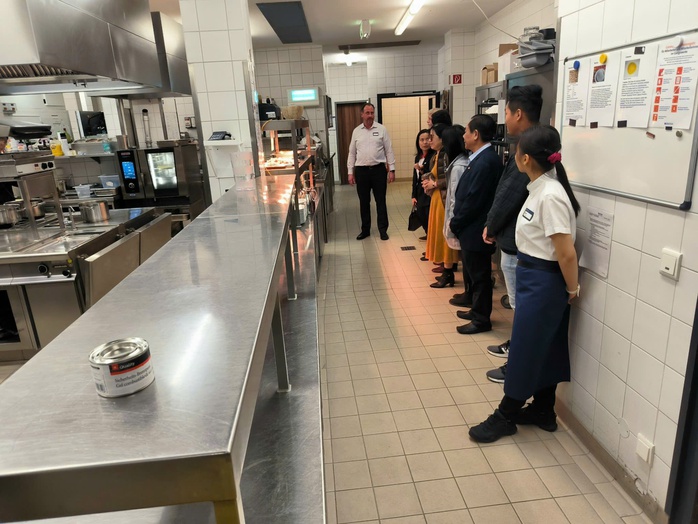 Cảnh giác với lời mời "việc nhẹ lương cao" tại Đức- Ảnh 2. Cảnh giác với lời mời "việc nhẹ lương cao" tại Đức- Ảnh 2.
