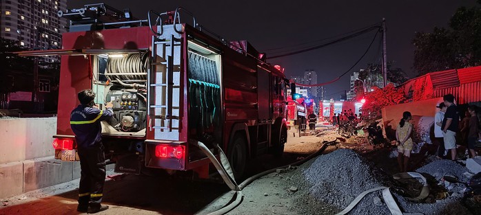 Cháy lớn kho xưởng trong đêm, nhiều tài sản bị thiêu rụi- Ảnh 2. Cháy lớn kho xưởng trong đêm, nhiều tài sản bị thiêu rụi- Ảnh 2.