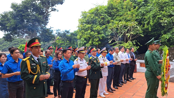 Xúc động hành quân về nguồn Bến Vũng Rô- Ảnh 3. Xúc động hành quân về nguồn Bến Vũng Rô- Ảnh 3.