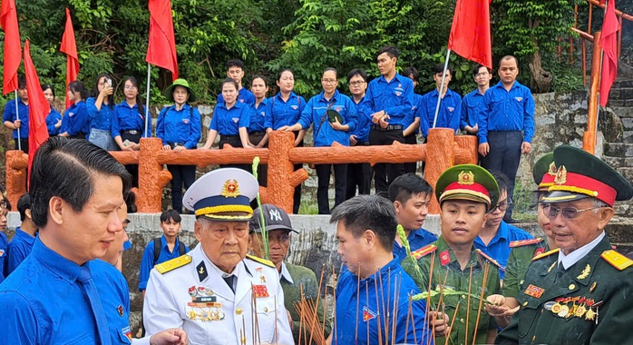 Xúc động hành quân về nguồn Bến Vũng Rô- Ảnh 2. Xúc động hành quân về nguồn Bến Vũng Rô- Ảnh 2.