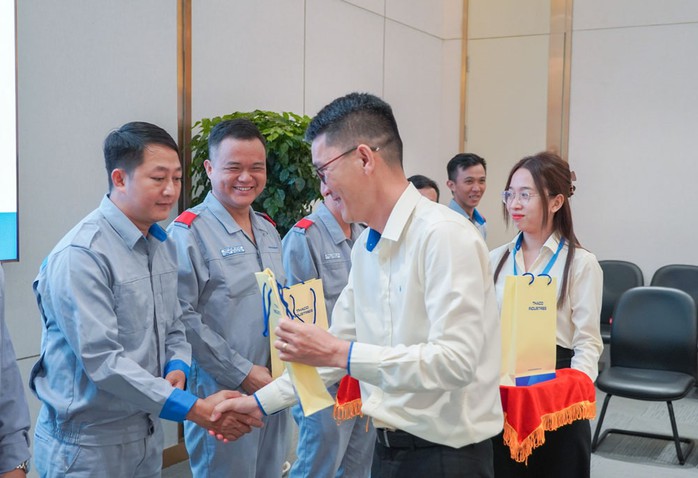 Động viên, khích lệ kịp thời sẽ giúp doanh nghiệp giữ chân người lao động tốt hơn Động viên, khích lệ kịp thời sẽ giúp doanh nghiệp giữ chân người lao động tốt hơn