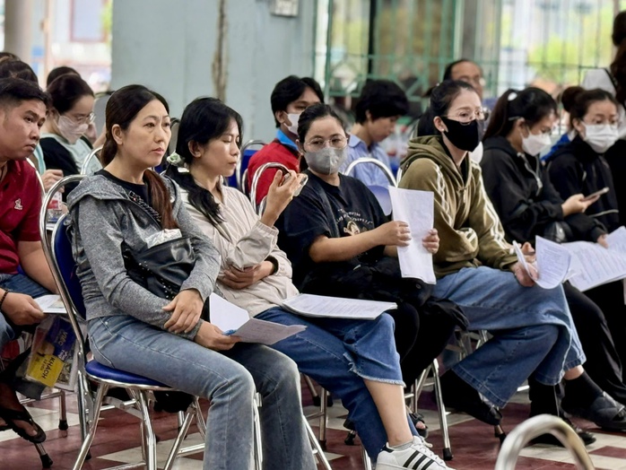Người lao động chờ làm thủ tục hưởng BHTN tại Trung tâm Dịch vụ việc làmTP HCM. Ảnh: HUỲNH NHƯ Người lao động chờ làm thủ tục hưởng BHTN tại Trung tâm Dịch vụ việc làmTP HCM. Ảnh: HUỲNH NHƯ