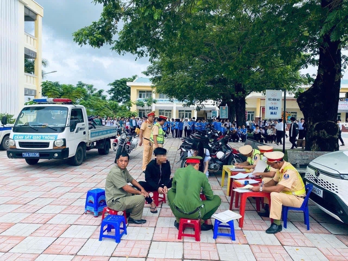 Nhà trường cùng CSGT bí mật ghi hình học sinh chạy xe trên 50CC đến trường- Ảnh 2. Nhà trường cùng CSGT bí mật ghi hình học sinh chạy xe trên 50CC đến trường- Ảnh 2.