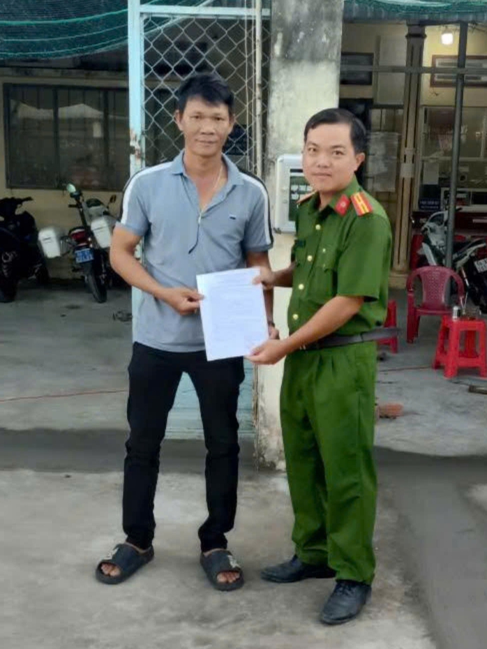Công an xã giúp người dân tìm được mộ liệt sĩ sau hơn 6 thập kỷ- Ảnh 1. Công an xã giúp người dân tìm được mộ liệt sĩ sau hơn 6 thập kỷ- Ảnh 1.
