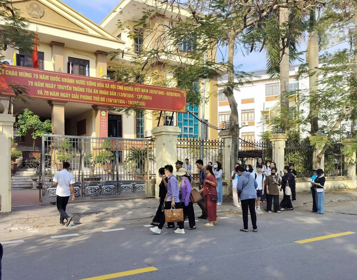 Bị cáo 16 tuổi ra toà vì đánh nam sinh lớp 8 tử vong khi chơi bóng rổ- Ảnh 1. Bị cáo 16 tuổi ra toà vì đánh nam sinh lớp 8 tử vong khi chơi bóng rổ- Ảnh 1.