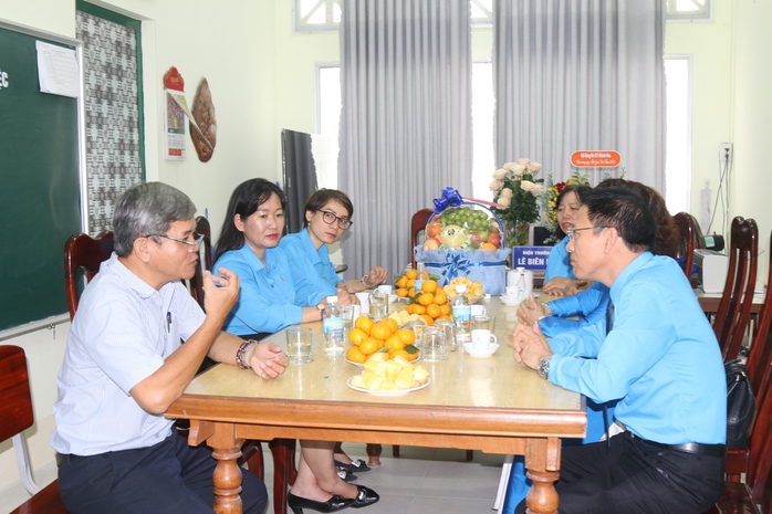 LĐLĐ Khánh Hoà thăm, chúc mừng nhân ngày Nhà giáo Việt Nam- Ảnh 1. LĐLĐ Khánh Hoà thăm, chúc mừng nhân ngày Nhà giáo Việt Nam- Ảnh 1.