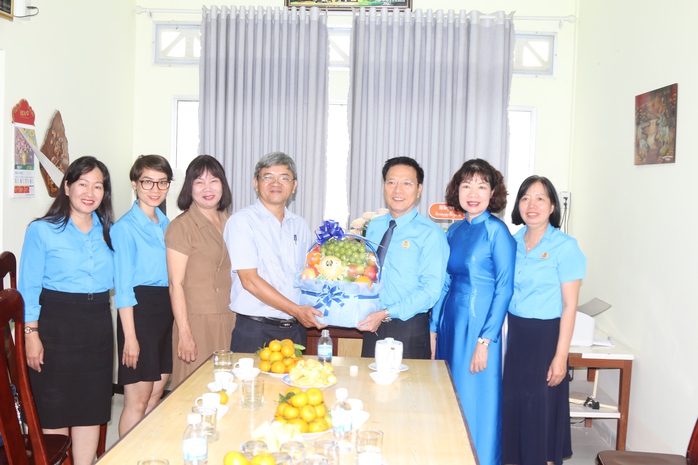 LĐLĐ Khánh Hoà thăm, chúc mừng nhân ngày Nhà giáo Việt Nam- Ảnh 2. LĐLĐ Khánh Hoà thăm, chúc mừng nhân ngày Nhà giáo Việt Nam- Ảnh 2.