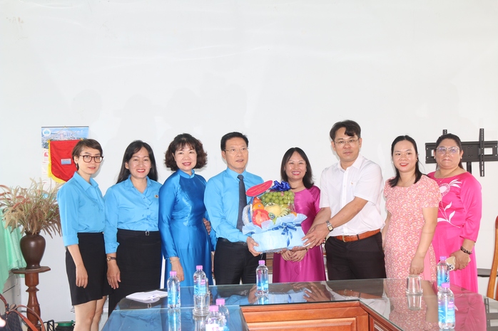 LĐLĐ Khánh Hoà thăm, chúc mừng nhân ngày Nhà giáo Việt Nam- Ảnh 4. LĐLĐ Khánh Hoà thăm, chúc mừng nhân ngày Nhà giáo Việt Nam- Ảnh 4.