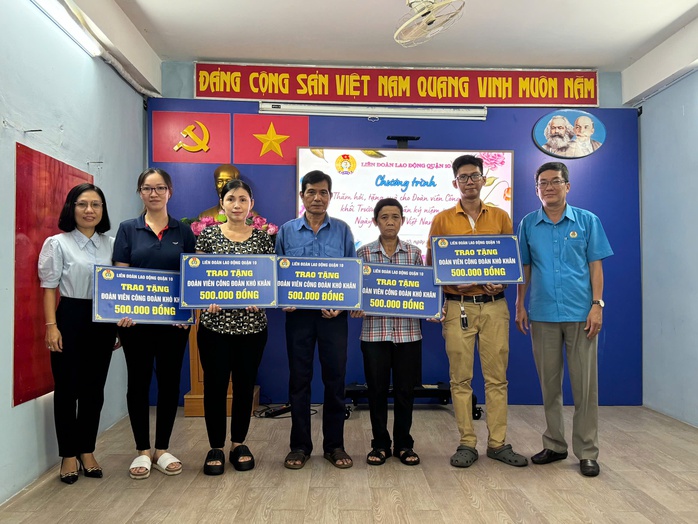 Ông Nguyễn Hữu Thanh, Chủ tịch LĐLĐ quận 10 (bìa phải), tặng quà cho đoàn viên - người lao động Ông Nguyễn Hữu Thanh, Chủ tịch LĐLĐ quận 10 (bìa phải), tặng quà cho đoàn viên - người lao động