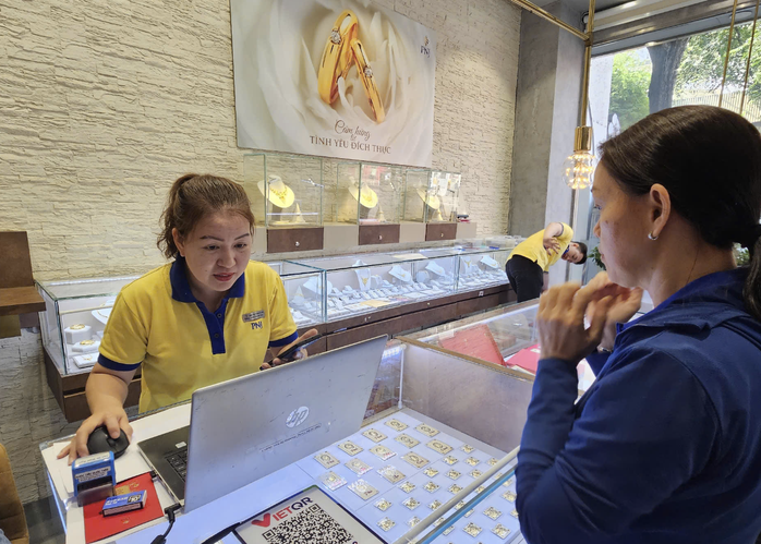 Tối 19-11, giá vàng miếng SJC, vàng nhẫn chưa dừng đà tăng mạnh- Ảnh 1. Tối 19-11, giá vàng miếng SJC, vàng nhẫn chưa dừng đà tăng mạnh- Ảnh 1.