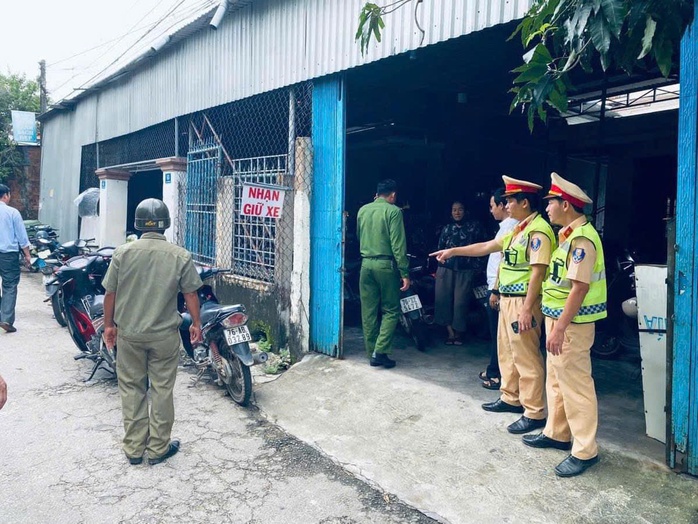 Nhà trường cùng CSGT bí mật ghi hình học sinh chạy xe trên 50CC đến trường- Ảnh 1. Nhà trường cùng CSGT bí mật ghi hình học sinh chạy xe trên 50CC đến trường- Ảnh 1.