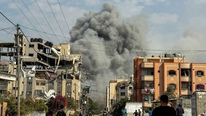 Khói bốc lên từ một vụ không kích của Israel vào trại tị nạn Nuseirat ở miền Trung Dải Gaza hôm 1-11. Ảnh: REUTERS Khói bốc lên từ một vụ không kích của Israel vào trại tị nạn Nuseirat ở miền Trung Dải Gaza hôm 1-11. Ảnh: REUTERS