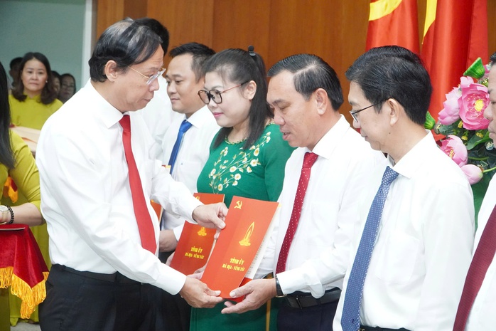 Điều động, bổ nhiệm nhiều cán bộ chủ chốt ở Bà Rịa - Vũng Tàu- Ảnh 1. Điều động, bổ nhiệm nhiều cán bộ chủ chốt ở Bà Rịa - Vũng Tàu- Ảnh 1.