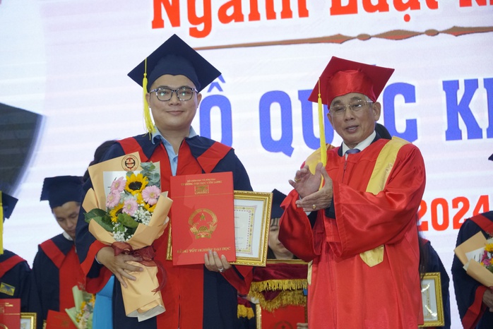 Hiệu trưởng Trường ĐH Cửu Long chúc mừng 720 tân cử nhân- Ảnh 3. Hiệu trưởng Trường ĐH Cửu Long chúc mừng 720 tân cử nhân- Ảnh 3.