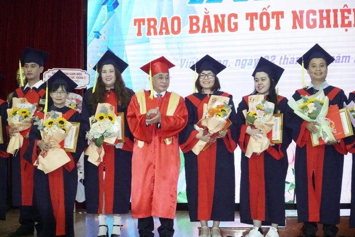 Hiệu trưởng Trường ĐH Cửu Long chúc mừng 720 tân cử nhân- Ảnh 4. Hiệu trưởng Trường ĐH Cửu Long chúc mừng 720 tân cử nhân- Ảnh 4.