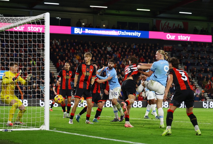 Thua sốc Bournemouth, Man City mất ngôi số 1 vào tay Liverpool- Ảnh 5. Thua sốc Bournemouth, Man City mất ngôi số 1 vào tay Liverpool- Ảnh 5.