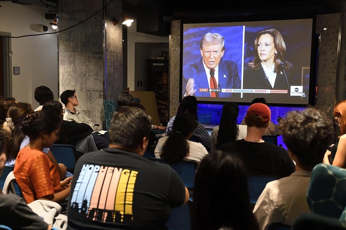 Sinh viên theo dõi cuộc tranh luận trên truyền hình giữa ông Donald Trump và bà Kamala Harris, ngày 11-9-2024. Ảnh: Johns Hopkins University Sinh viên theo dõi cuộc tranh luận trên truyền hình giữa ông Donald Trump và bà Kamala Harris, ngày 11-9-2024. Ảnh: Johns Hopkins University