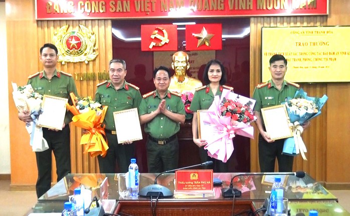 Vụ bắt giam loạt quan chức: Bộ Công an thưởng nóng các đơn vị Công an Thanh Hóa- Ảnh 2. Vụ bắt giam loạt quan chức: Bộ Công an thưởng nóng các đơn vị Công an Thanh Hóa- Ảnh 2.