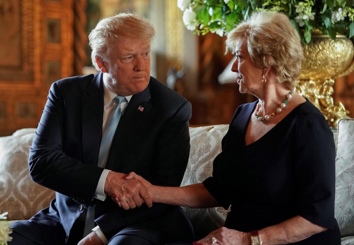 Ông Donald Trump và bà Linda McMahon tại khu nghỉ dưỡng Mar-a-Lago ở Palm Beach, bang Florida - Mỹ hồi năm 2019 Ảnh: REUTERS Ông Donald Trump và bà Linda McMahon tại khu nghỉ dưỡng Mar-a-Lago ở Palm Beach, bang Florida - Mỹ hồi năm 2019 Ảnh: REUTERS