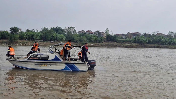 Tìm thấy 3 thi thể nghi là các học sinh trong vụ đuối nước trên sông Hồng- Ảnh 1. Tìm thấy 3 thi thể nghi là các học sinh trong vụ đuối nước trên sông Hồng- Ảnh 1.