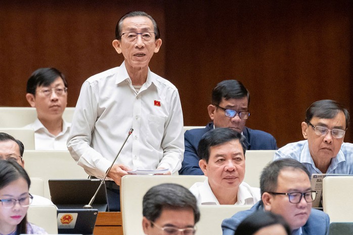 Đại biểu Trần Hoàng Ngân (đoàn TP HCM) khẳng định đường sắt tốc độ cao sẽ mang lại rất nhiều lợi ích lan tỏa khi đi vào hoạt động. Ảnh: LÂM HIỂN Đại biểu Trần Hoàng Ngân (đoàn TP HCM) khẳng định đường sắt tốc độ cao sẽ mang lại rất nhiều lợi ích lan tỏa khi đi vào hoạt động. Ảnh: LÂM HIỂN