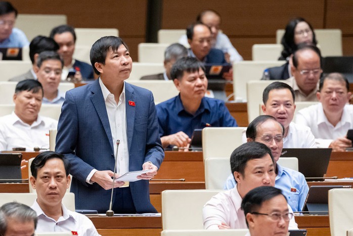 Đại biểu Trần Văn Thức (đoàn Thanh Hóa) đề nghị giao quyền chủ động cho ngành giáo dục trong tuyển dụng, sử dụng nhà giáo. Ảnh: LÂM HIỂN Đại biểu Trần Văn Thức (đoàn Thanh Hóa) đề nghị giao quyền chủ động cho ngành giáo dục trong tuyển dụng, sử dụng nhà giáo. Ảnh: LÂM HIỂN