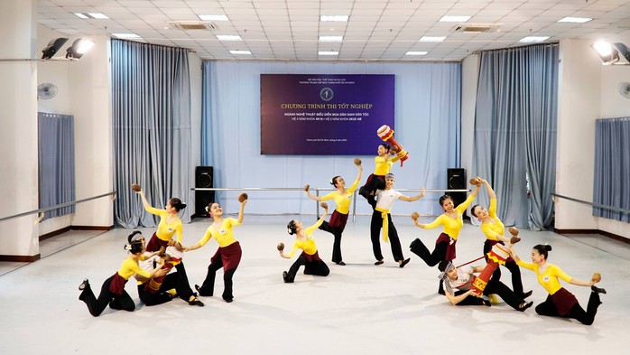 Người thầy dạy nghề nâng bước tài năng trẻ- Ảnh 4. Người thầy dạy nghề nâng bước tài năng trẻ- Ảnh 4.