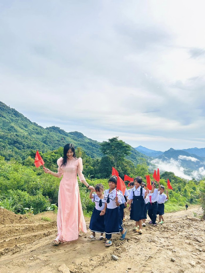 Lên vùng cao Quảng Nam dạy học, được nhận đến 100 triệu đồng- Ảnh 1. Lên vùng cao Quảng Nam dạy học, được nhận đến 100 triệu đồng- Ảnh 1.