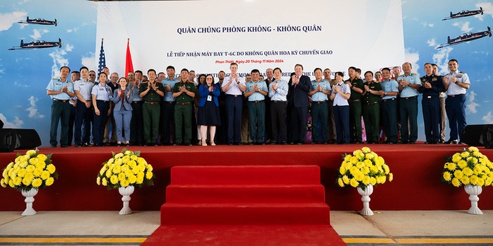 Mỹ bàn giao 5 máy bay huấn luyện T-6C cho không quân Việt Nam- Ảnh 4. Mỹ bàn giao 5 máy bay huấn luyện T-6C cho không quân Việt Nam- Ảnh 4.