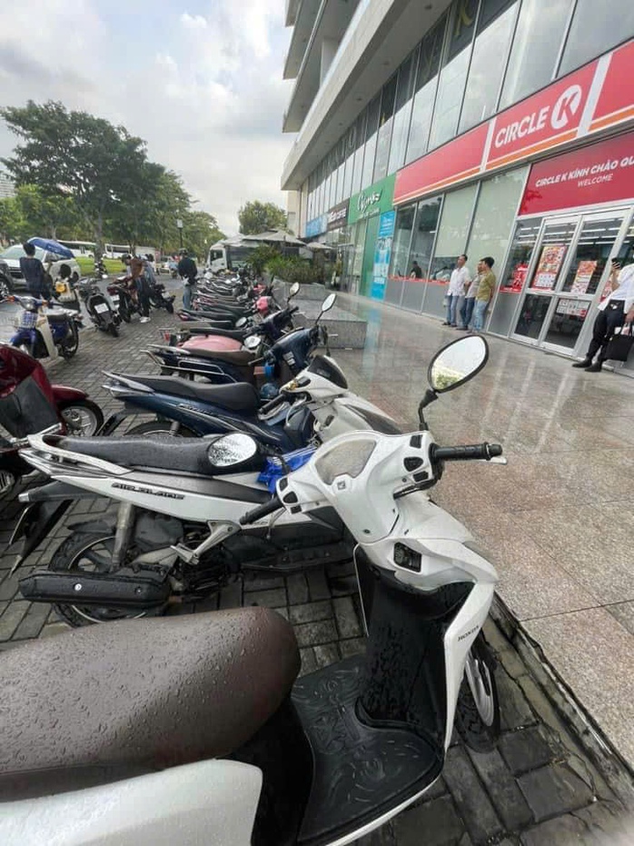 Nhiều nơi ở TP HCM mưa rào giữa trời nắng: Có bất thường?- Ảnh 1. Nhiều nơi ở TP HCM mưa rào giữa trời nắng: Có bất thường?- Ảnh 1.