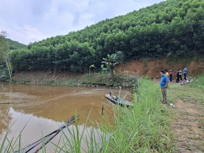 Cá của nhiều hộ dân chết hàng loạt, nghi bị đầu độc bằng hóa chất- Ảnh 2. Cá của nhiều hộ dân chết hàng loạt, nghi bị đầu độc bằng hóa chất- Ảnh 2.