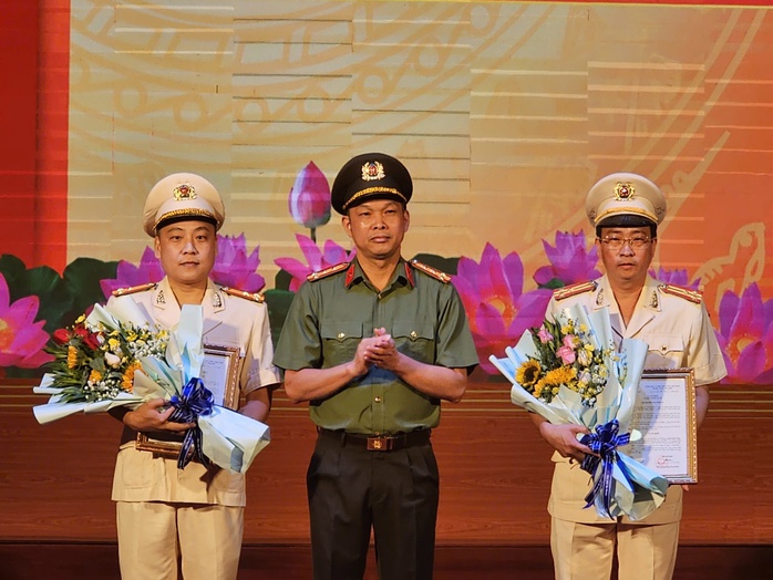 Trao quyết định bổ nhiệm 2 phó giám đốc Công an tỉnh Bình Dương- Ảnh 1. Trao quyết định bổ nhiệm 2 phó giám đốc Công an tỉnh Bình Dương- Ảnh 1.