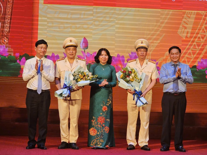 Trao quyết định bổ nhiệm 2 phó giám đốc Công an tỉnh Bình Dương- Ảnh 2. Trao quyết định bổ nhiệm 2 phó giám đốc Công an tỉnh Bình Dương- Ảnh 2.
