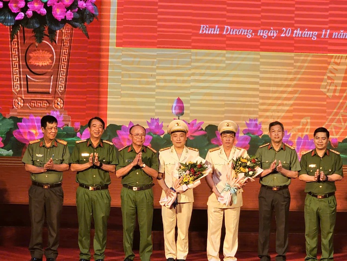Trao quyết định bổ nhiệm 2 phó giám đốc Công an tỉnh Bình Dương- Ảnh 3. Trao quyết định bổ nhiệm 2 phó giám đốc Công an tỉnh Bình Dương- Ảnh 3.