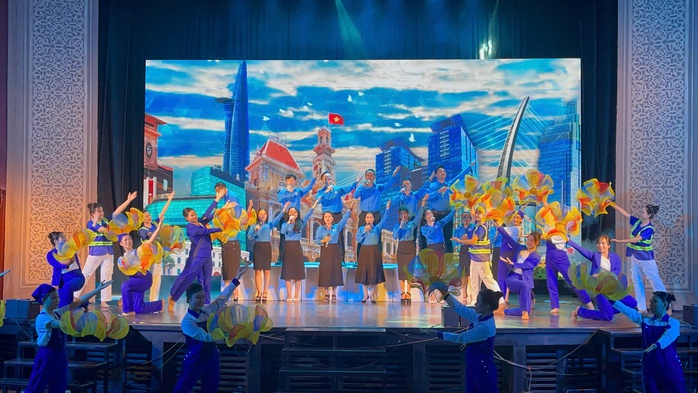 Tưng bừng hội diễn “Tự hào công nhân Thành phố Bác”- Ảnh 1. Tưng bừng hội diễn “Tự hào công nhân Thành phố Bác”- Ảnh 1.
