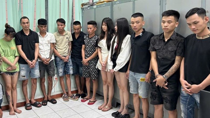 Bên trong quán bar D1, dân chơi mặc sức “quay cuồng”- Ảnh 1. Bên trong quán bar D1, dân chơi mặc sức “quay cuồng”- Ảnh 1.